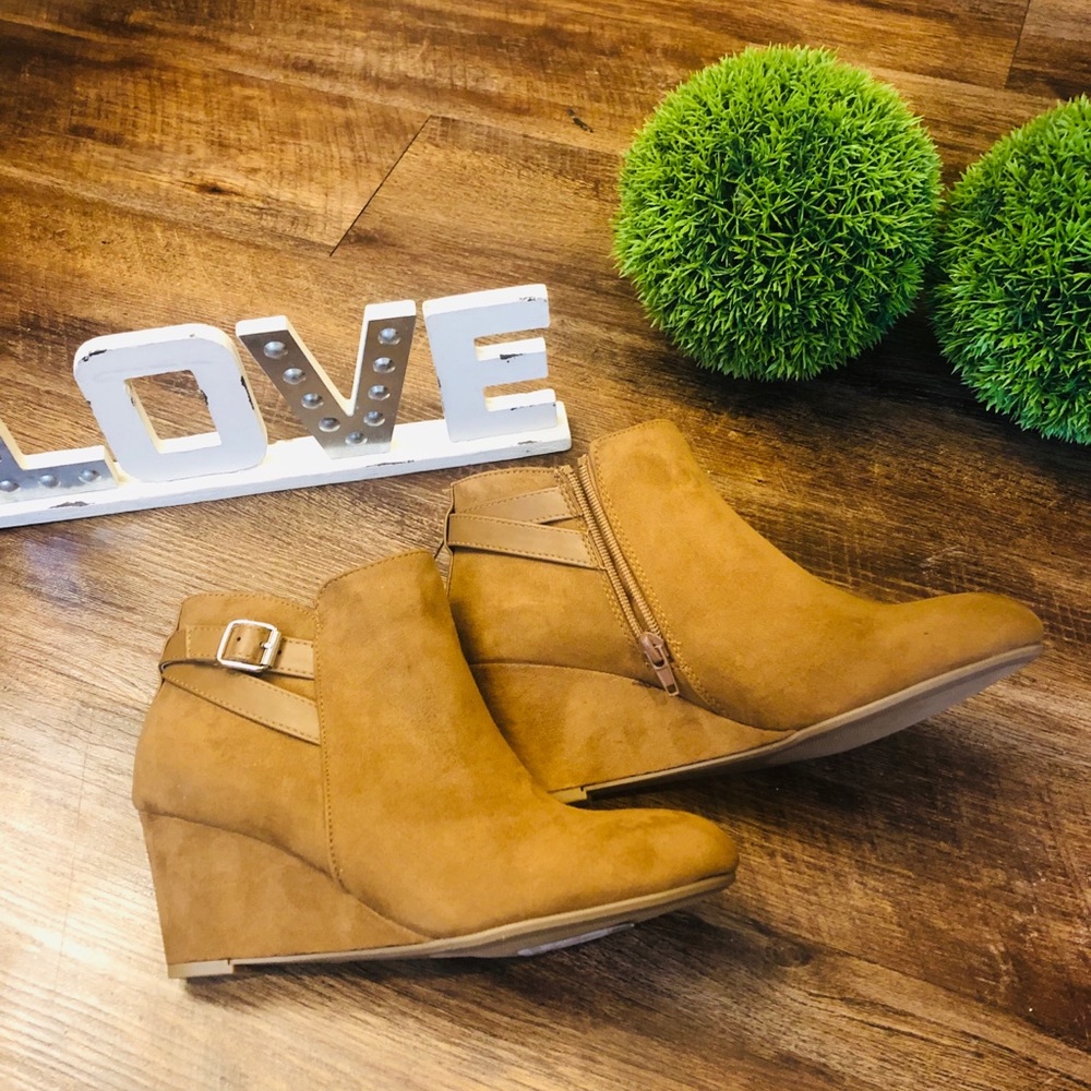 BNWT suede tan ankle boots size 7.5